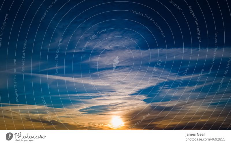 Lebendiger schöner Wintersonnenuntergang mit engelhaften Wolken Sonnenschein sonnig engelsgleich Himmel (Jenseits) Natur Morgendämmerung Stimmung Hintergrund