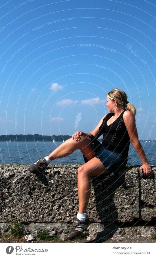 girlfriend@chiemsee Frau Chiemsee Mauer Sommer Physik Minirock Wolken See steffi stefanie sitzen Stein Sonne Wärme top. wasser