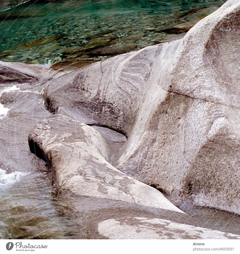 steter Tropfen war fleißig Bach Felsen strukturiert Wildbach Stein Schlucht Urelemente türkis Naturbecken Flusstal Verzascatal Tessin Schweiz felsig fließen