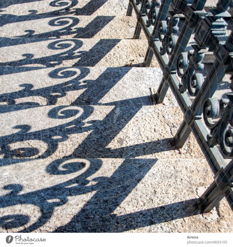 zum Kringeln Geländer Schatten Treppe Schattenwurf Gitter Muster Treppenstufen Strukturen & Formen abwärts aufwärts Treppengeländer Außentreppe Metall