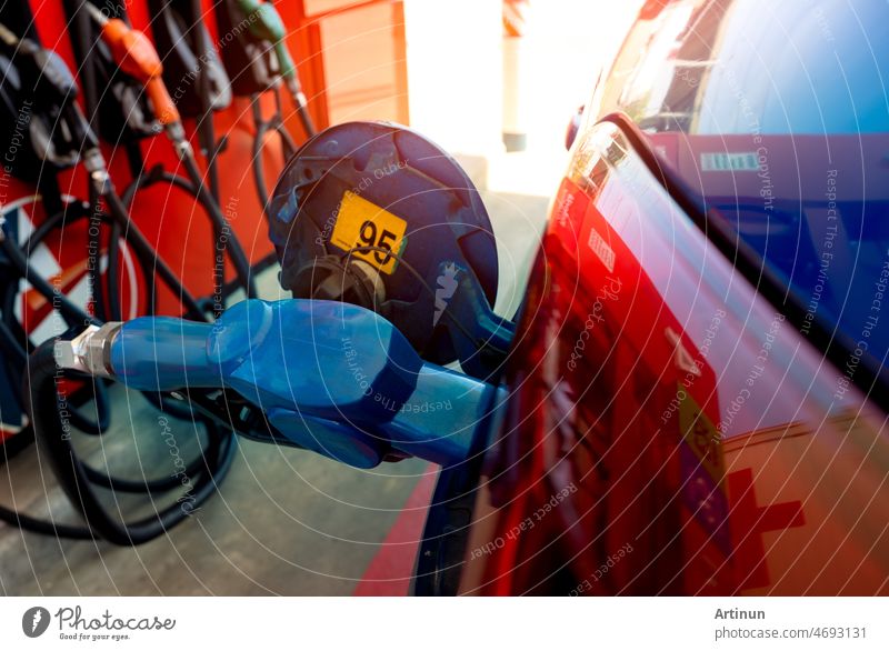 Auto tanken an der Tankstelle. Tanken Sie tanken mit Benzin Benzin. Zapfsäule Füllung Zapfpistole in Kraftstofftank des Autos an der Tankstelle. Petrol Industrie und Service. Petrol Preis und Ölkrise Konzept.