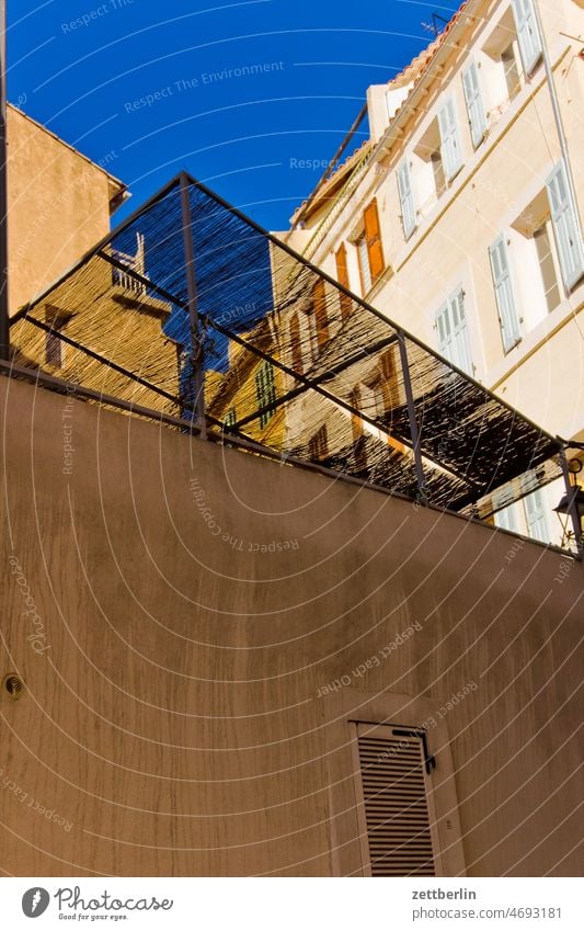 Marseille / Sonnenschutz über einem Hinterhof im Panier alt altstadt architektur ferien frankreich historisch innenstadt kiez la panier marseille mittelalter