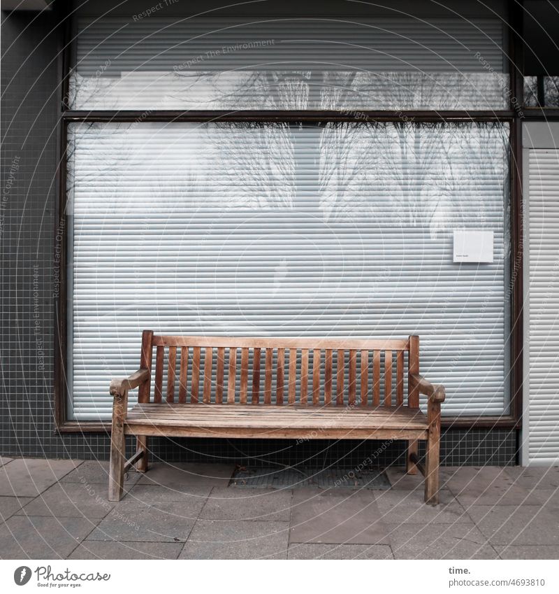 Bank, rott bank sitzbank gehweg fenster jalousie spiegelung fassade bodenfliesen wandfliesen baum reflexion geschlossen leer alt trashig holz holzbank ausruhen