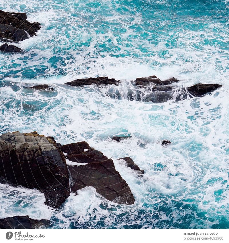 Felsen im Meer, Küste von Bilbao, Spanien Steine MEER Strand blau Wellen Wasser im Freien Natur Landschaft Hintergrund Ruhe Gelassenheit Stille entspannend