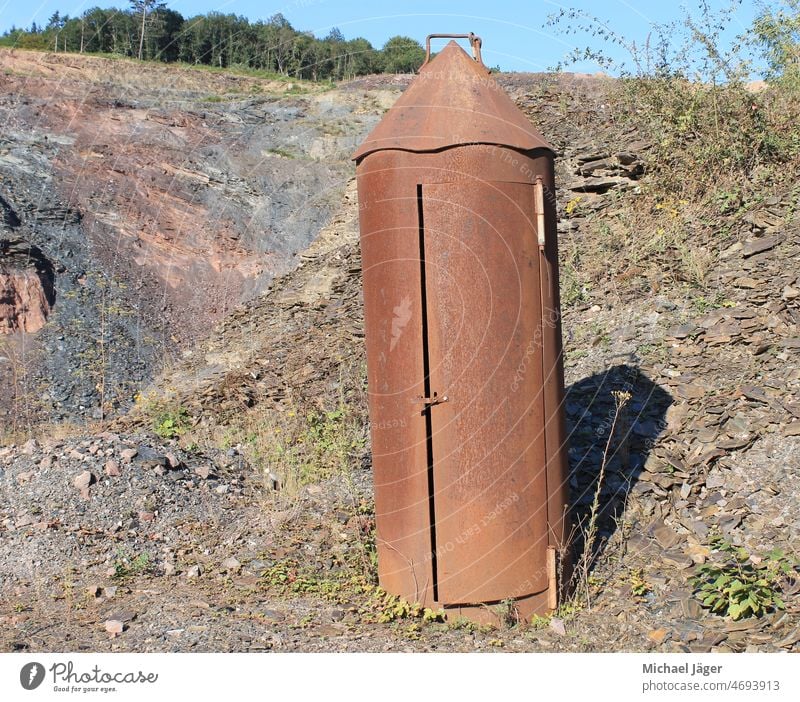 Steinbruch Schutzraum Außenaufnahme Industrie Landschaft bauen bauindustrie bauunternehmer eisen erde explosion metall niemand schmutzig schutzhütte schutzraum