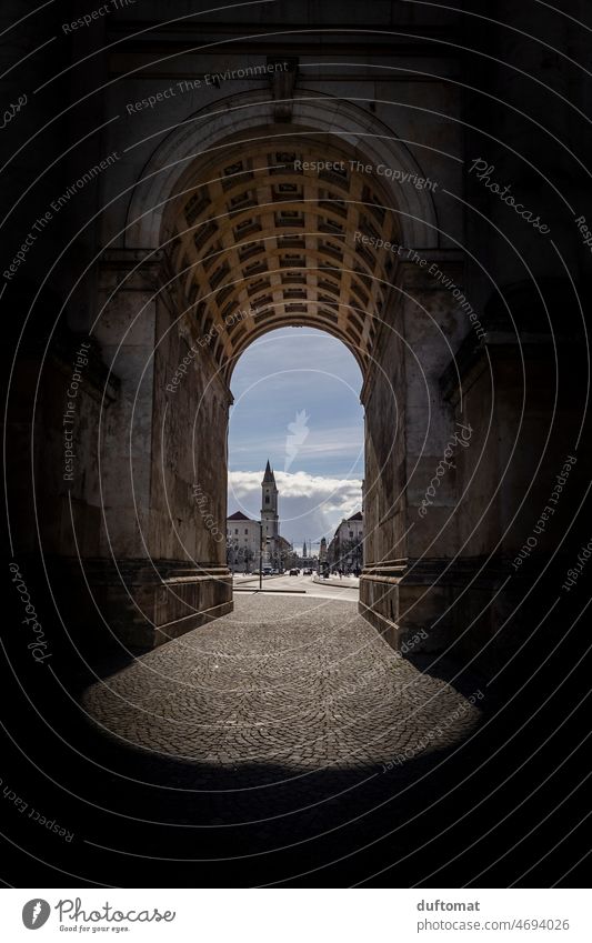 Blick durch einen Torbogen im München Siegestor Friede Architektur Durchblick Bayern Straße blick von unten Boden Blauer Himmel Wahrzeichen Stadt Stadtzentrum