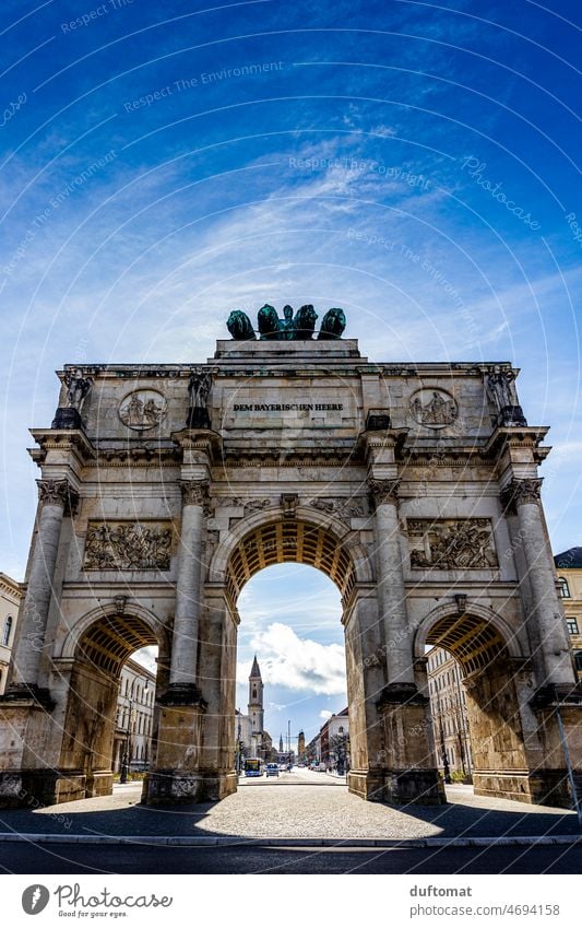 München Siegestor bei blauer Himmel Friede Tor Architektur Durchblick Bayern Straße blick von unten Boden Blauer Himmel Wahrzeichen Stadt Stadtzentrum Schatten