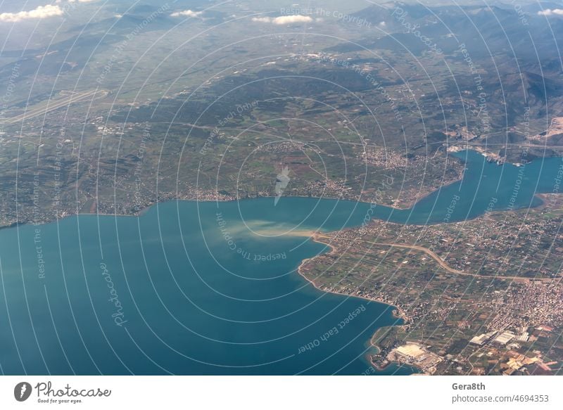 Blick aus dem Flugzeugfenster auf Griechenland Athen und das Ägäische Meer Antenne Hintergrund Bucht Strand schön blau Großstadt Wolken Küste Umwelt Fliege