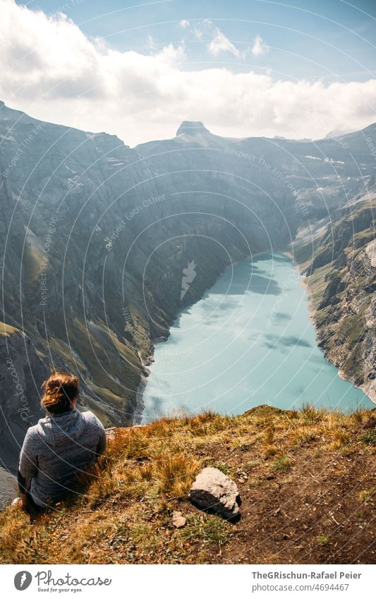 Frau auf Krete vor See und Bergpanorama Stausee Berge u. Gebirge Landschaft Natur Wasser Außenaufnahme Aussicht Panorama (Aussicht) wandern Glarus limmernsee