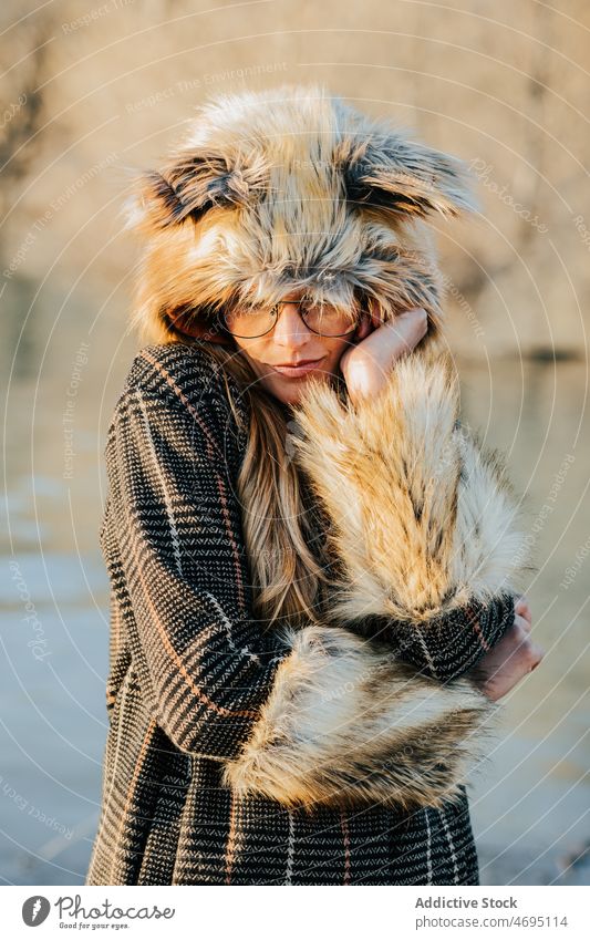 Stilvolle Frau in Pelzkleidung am Seeufer Fuchs Hut Verschlussdeckel Fussel Fell Sonnenbrille Vorschein Porträt Brille rote Haare natürlich Kopfbedeckung Tier