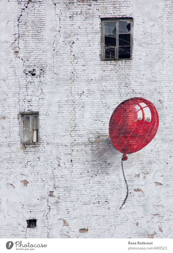 einer von 99 Stadtrand Industrieanlage Gebäude Mauer Wand Fenster Fluggerät Ballone Luftballon Graffiti fliegen lachen träumen alt ästhetisch frech frei