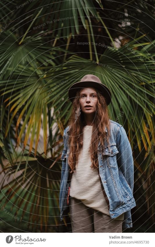 Porträt eines Mädchens im Dschungel Frau Schönheit Menschen Behaarung Mode Person Gesicht Model Kind Blick Sommer Dame Lächeln Strand Handfläche tropisch Urlaub