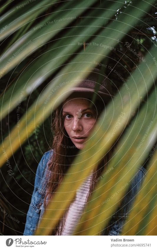 Porträt eines Mädchens im Dschungel Frau Schönheit Menschen Behaarung Person Sommer Model Kind Gesicht Blick Lächeln Dame im Freien Natur Junge außerhalb