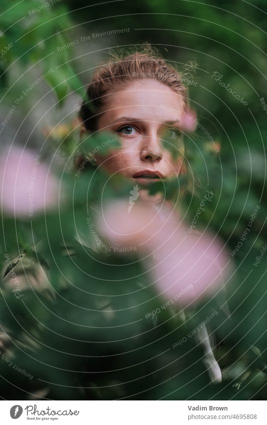 Porträt einer Frau im Wald Schönheit Natur Behaarung grün Menschen Mode Gesicht Sommer Frühling Person Model Baum Lächeln Gras Blume brünett im Freien Kleid