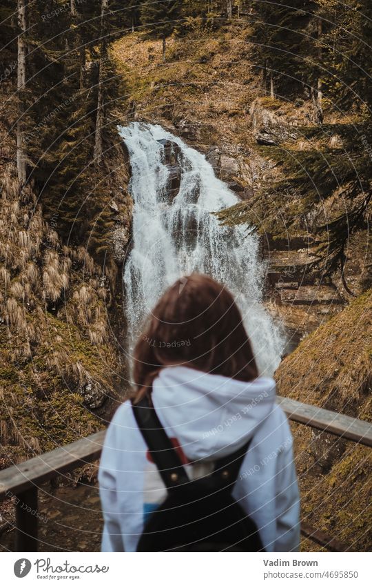 Wasserfall und Mädchen von hinten Natur Fluss Kaskade Landschaft Stürze Wald fallen strömen Felsen Steine Wasserfälle Berge Berge u. Gebirge Park natürlich grün