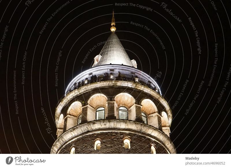 Von innen angestrahlte Rundbögen des Galataturm in der Nacht im Sommer im Galataviertel in der Altstadt von Beyoglu in Istanbul am Bosporus in der Türkei