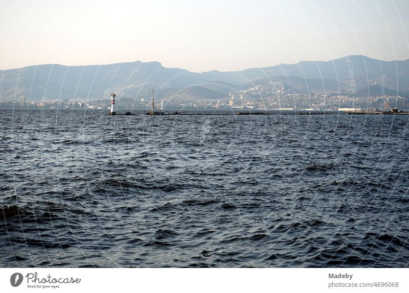 Blick von der Anlegestelle im Stadtteil Konak auf die Bucht von Izmir und die Küste mit den Bergen im Sommer bei Sonnenschein am Ägäischen Meer in der Türkei