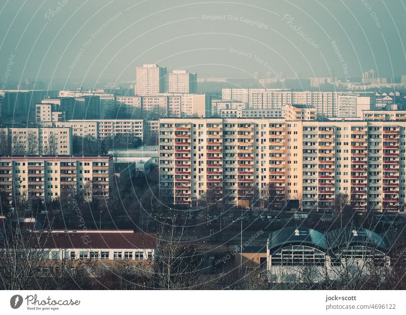 Panorama über sanierte Großwohnsiedlung Plattenbau Hochhaus Fassade DDR-Architektur Marzahn Berlin Tristesse Wohnhochhaus Vogelperspektive authentisch