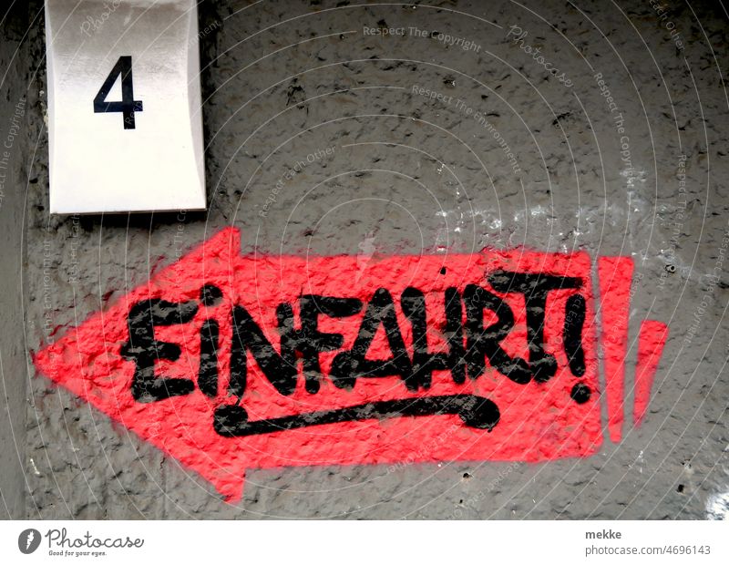 Einfahrt nach links bitte Zeichen Tor Schilder & Markierungen Hinweisschild Straßenverkehr Ausfahrt Schriftzeichen Verkehrszeichen Graffiti Garage Farbe