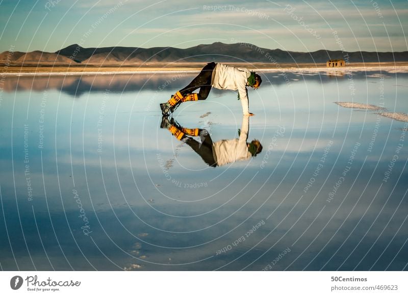 Spiegelungen einer Frau in der Salzwüste von Uyuni, Bolivien elegant Stil Ferien & Urlaub & Reisen Tourismus Ausflug Abenteuer Ferne Freiheit Berge u. Gebirge