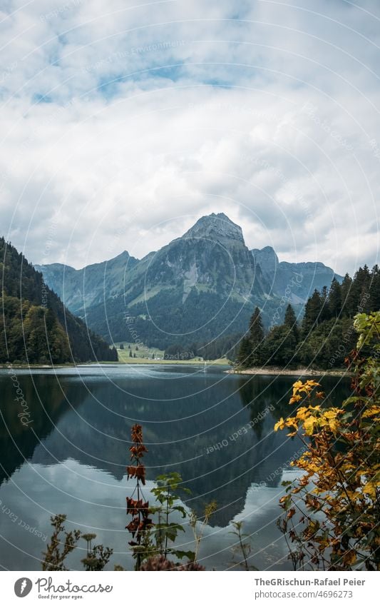 See vor Berg Obersee Glarus Wasser Tourismus Schweiz Berge u. Gebirge Alpen Landschaft Außenaufnahme blau Felsen wandern Menschenleer Spiegelung glasklar