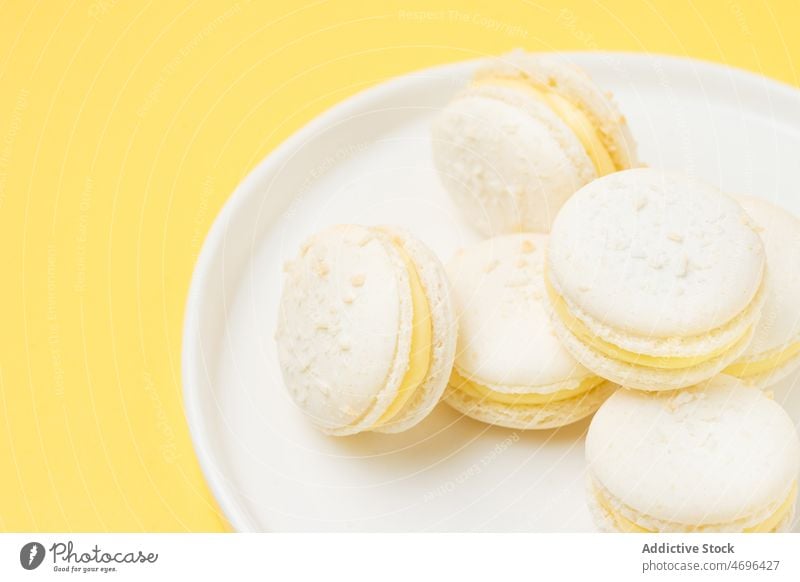 Stapel Vanille-Macarons auf dem Teller Dessert süß Konfekt weiß Konditorei schwelgen Leckerbissen Lebensmittel Geschmack frisch geschmackvoll lecker appetitlich