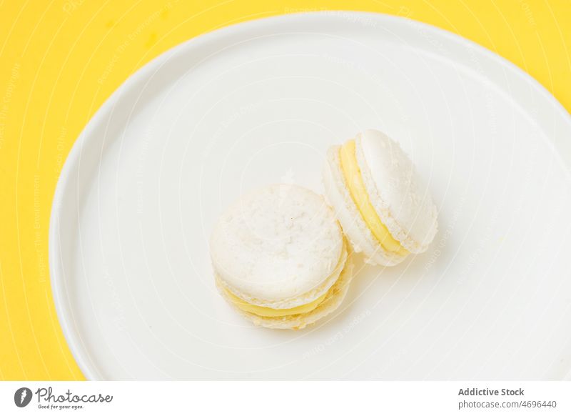 Vanillemakronen mit Füllung auf dem Tisch Macaron Dessert süß Konfekt Teller Speise Konditorei schwelgen Leckerbissen Lebensmittel Geschmack frisch