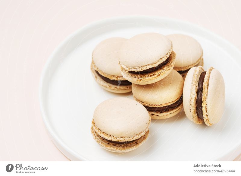 Kaffeemakronen auf Teller serviert Macaron Dessert süß Konfekt Konditorei schwelgen Leckerbissen Lebensmittel Geschmack frisch geschmackvoll lecker appetitlich