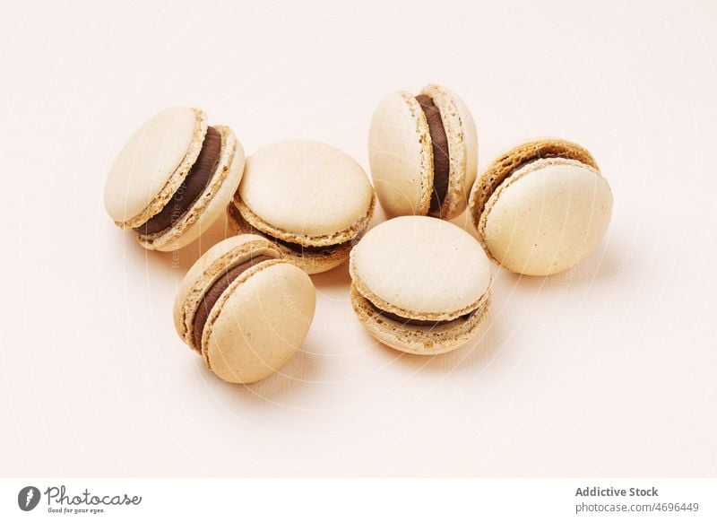 Kaffee-Makronen serviert auf hellem Hintergrund Macaron Dessert süß Konfekt Konditorei schwelgen Leckerbissen Lebensmittel Geschmack frisch geschmackvoll lecker