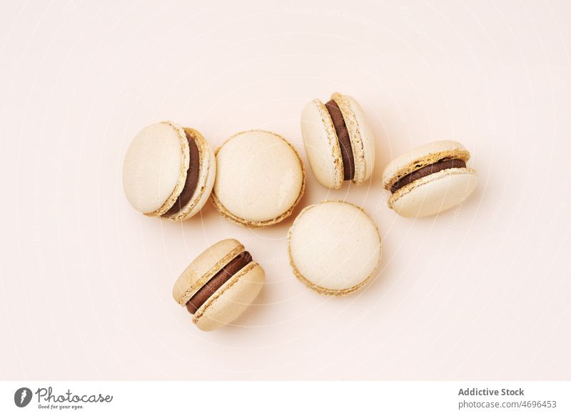 Kaffee-Makronen serviert auf hellem Hintergrund Macaron Dessert süß Konfekt Konditorei schwelgen Leckerbissen Lebensmittel Geschmack frisch geschmackvoll lecker