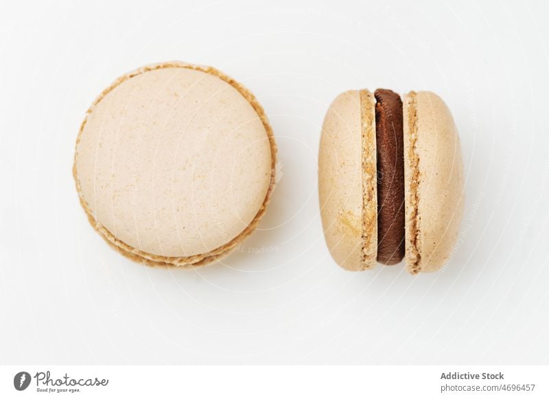 Kaffeemakronen serviert auf weißem Hintergrund Macaron zwei Dessert süß Konfekt Konditorei schwelgen Leckerbissen Lebensmittel Geschmack frisch geschmackvoll