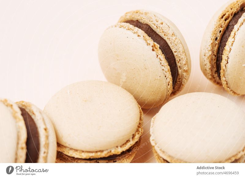 Kaffee-Makronen serviert auf hellem Hintergrund Macaron Dessert süß Konfekt Konditorei schwelgen Leckerbissen Lebensmittel Geschmack frisch geschmackvoll lecker