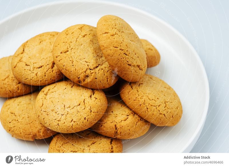 Süßes Gebäck auf einem Teller serviert Keks Dessert süß Konfekt Konditorei Geschmack Leckerbissen Kalorie Lebensmittel frisch geschmackvoll lecker appetitlich