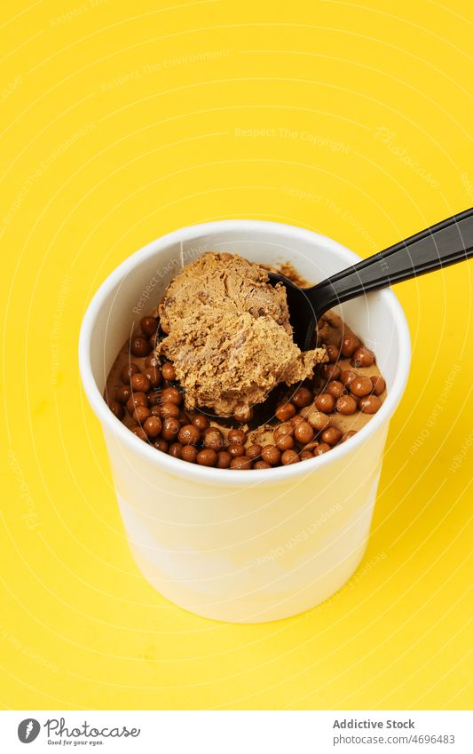 Schokoladeneis mit Bonbons Speiseeis Kübel Dessert kalt süß Kalorie Geschmack Belag Löffel lecker geschmackvoll Zucker Leckerbissen Licht frisch köstlich