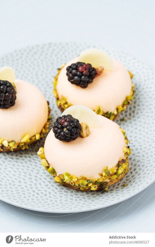 Süßes Gebäck mit Sahne und Brombeeren Dessert süß anspruchsvoll Konfekt Dekor Küche Konditorei Leckerbissen Lebensmittel Beeren frisch Brotbelag geschmackvoll