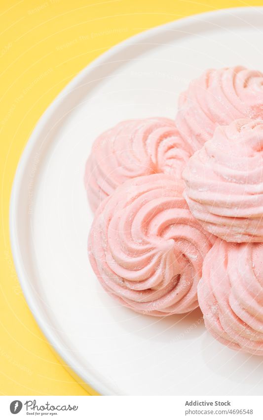 Teller mit einem Haufen Zefir zefir rosa Dessert süß Konfekt Konditorei Leckerbissen Lebensmittel schwelgen Zephyr frisch geschmackvoll lecker appetitlich