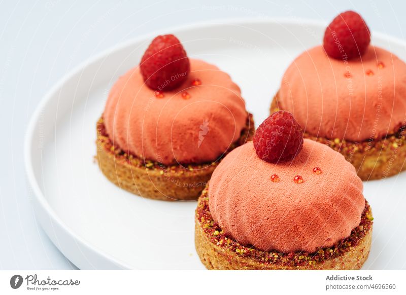 Süßes Mousse-Gebäck mit Himbeeren Törtchen Dessert süß anspruchsvoll Konfekt Dekor Konditorei Leckerbissen Lebensmittel Beeren frisch geschmackvoll lecker Belag