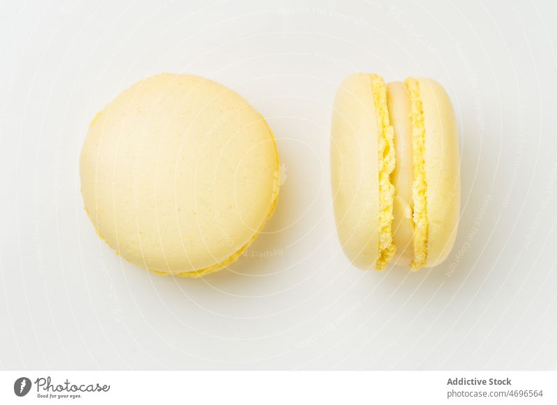 Zitronenmakronen mit Füllung auf dem Tisch Macaron Vanille Dessert süß Konfekt Konditorei schwelgen Leckerbissen Lebensmittel Geschmack frisch geschmackvoll