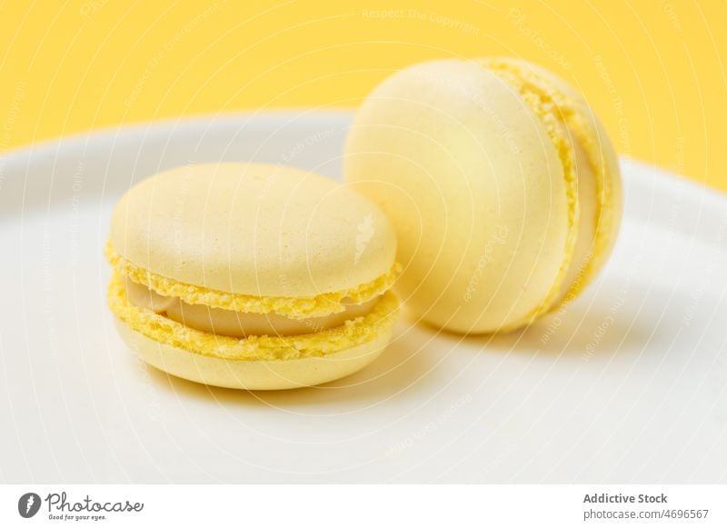 Stapel Zitronenmacarons auf dem Teller Macaron Dessert süß Konfekt Konditorei schwelgen Leckerbissen Lebensmittel Geschmack frisch geschmackvoll lecker