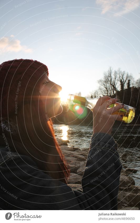 Frau trinkt Bier am Fluss Alkohol Flasche trinken Getränk Glas Tag Außenaufnahme Farbfoto Party Feste & Feiern Lifestyle Erfrischungsgetränk Sommer lecker