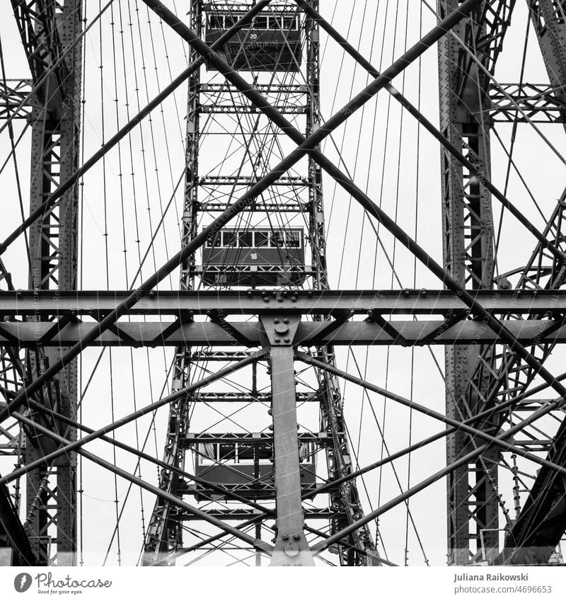 schwarz weiß Bild vom Wiener Prater Riesenrad Tourismus Österreich Hauptstadt geometrisch Stahl Linien Schwarzweißfoto Architektur groß trist urban grau Stadt