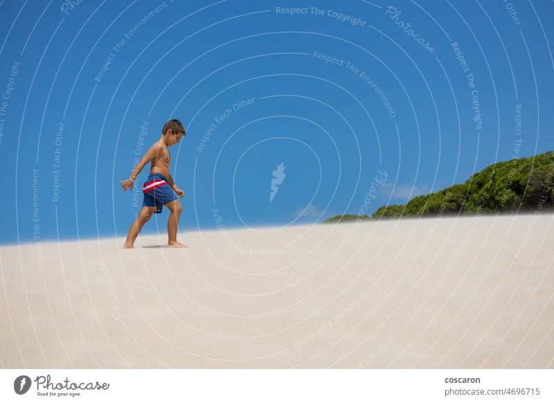 Kleiner Junge auf einer Düne an einem spanischen Strand bezaubernd blau Blauer Himmel bolonia Cadiz Karibik Kaukasier heiter Kind Kindheit Küstenlinie de