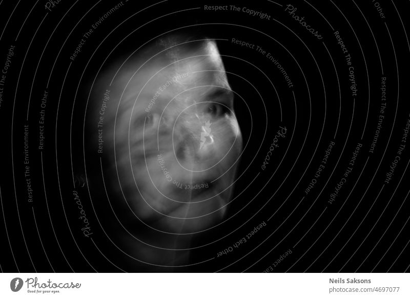 Porträt einer Frau auf schwarzem Hintergrund, Sonnenlicht. Emotion Unschärfe Monochrom schwarz auf weiß menschlich Mensch dunkel hoffnungslos Gesicht unklar