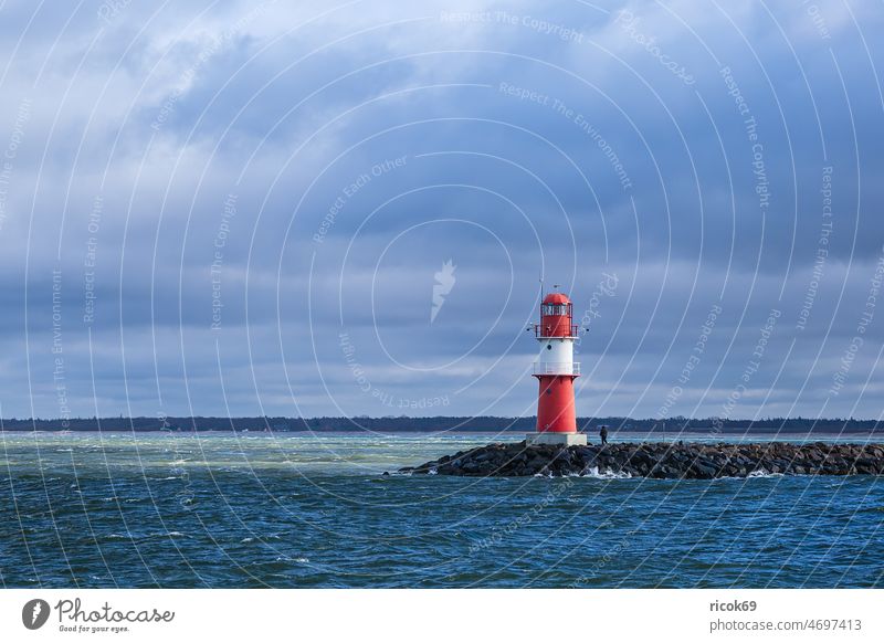 Mole an der Ostseeküste in Warnemünde Küste Meer Rostock Leuchtturm Molenturm Mecklenburg-Vorpommern Sturm Welle Gischt Architektur Sehenswürdigkeit Himmel