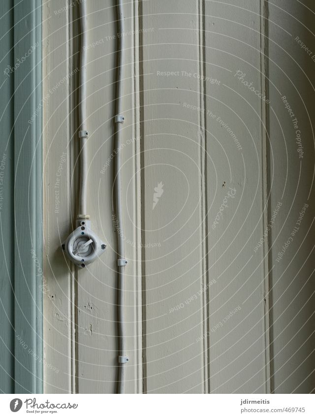 installation Haus Raum Mauer Wand Lichtschalter Elektrizität Stahlkabel Energie Holz Holzwand Türrahmen Farbfoto Innenaufnahme Menschenleer Tag