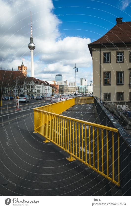 Blick über die Mühlendammbrücke Richtung Fernsehturm Berlin Berlin-Mitte mühlendamm Brücke Berliner Fernsehturm Wahrzeichen Turm Himmel Hauptstadt