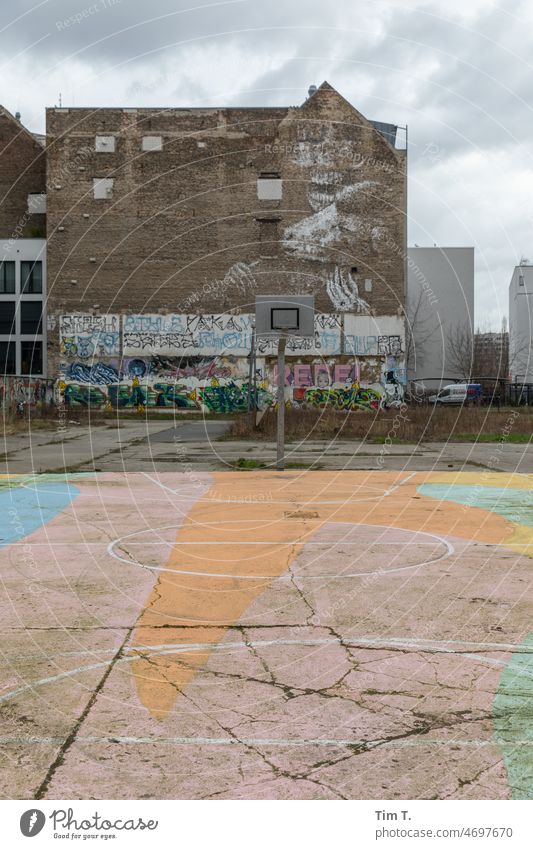 Basketballplatz Berlin Mitte Berlin-Mitte Sport Hof Menschenleer Stadt Außenaufnahme Stadtzentrum Hauptstadt Architektur Bauwerk Tag Großstadt Deutschland Haus