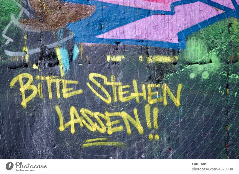 Bitte stehen lassen !! Aufforderung Ermahnung Graffiti bitte Hinweisschild Mitteilung Text Kommunikation Schriftzeichen Kommunizieren Sprache Buchstaben Wort