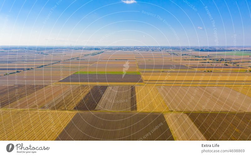 Luftaufnahme von landwirtschaftlichen Feldern im Herbst, landwirtschaftliche Felder oben Nach der Ernte Ackerbau anbaufähig Müsli farbenfroh Land Landschaft