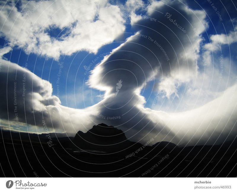 Wolkenschauspiel über Island Licht Horizont Panorama (Aussicht) Wolkenberg Sonne Berge u. Gebirge Schatten Regen groß